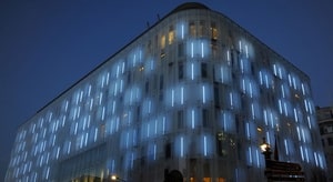 نورپردازی نمای ساختمان با چراغ دیواری و چراغ خطی